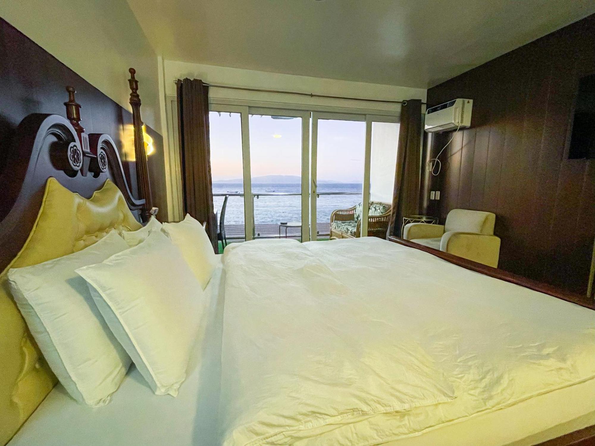 Montani Beach Resort Puerto Galera Powered By Cocotel Экстерьер фото